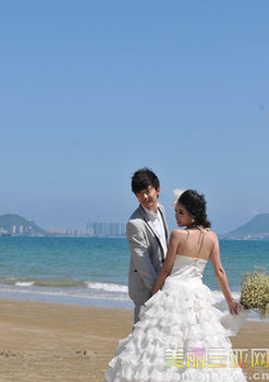 小长假 众多新人在三亚碧海蓝天下拍婚纱照