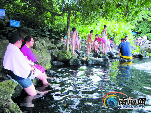 夏天到海南定安热带火山冷泉清爽一把