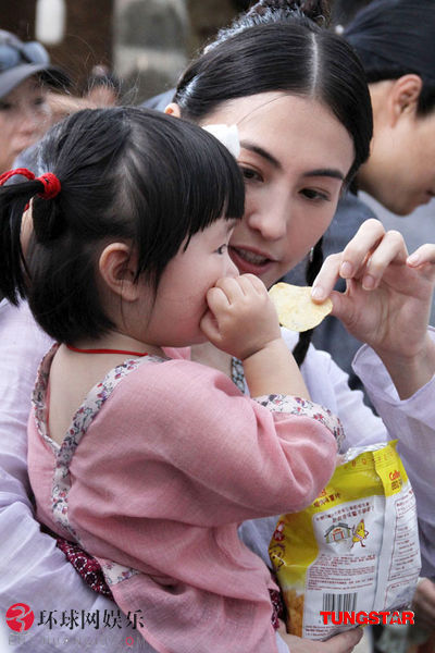 张柏芝哄小宝宝显母爱 思儿泪水不止