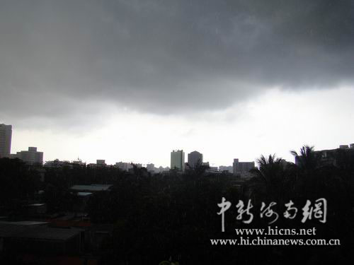 乌云压顶椰城 海口暴雨倾盆