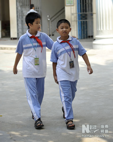 统一中小学校服惹争议 网友:不收学费改收衣费