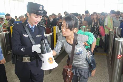 绽放在海口东环高铁的警花