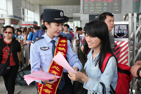 海口火车东站制指路传单 方便旅客乘车出行（图）