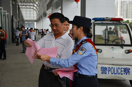 海口火车东站制指路传单 方便旅客乘车出行（图）