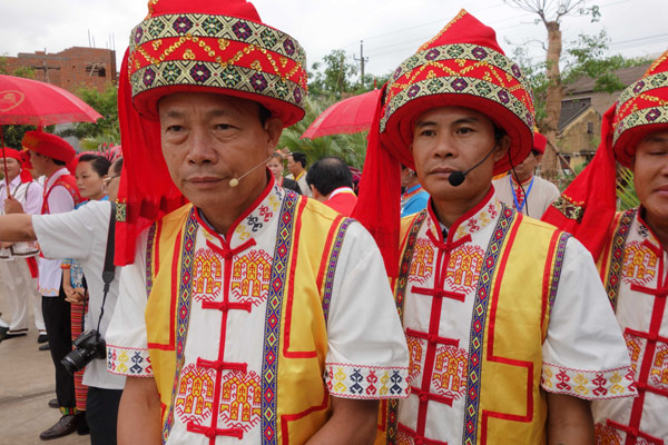 海南黎苗“三月三”节庆 东方举办对唱苗绣比赛