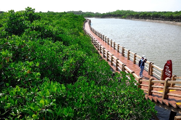 自然景观开发与主题公园建设并行 促进旅游业