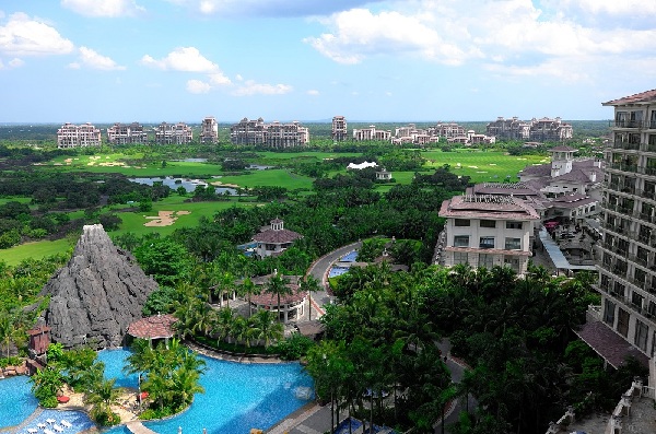 然景观开发与主题公园建设并行 促进旅游业发