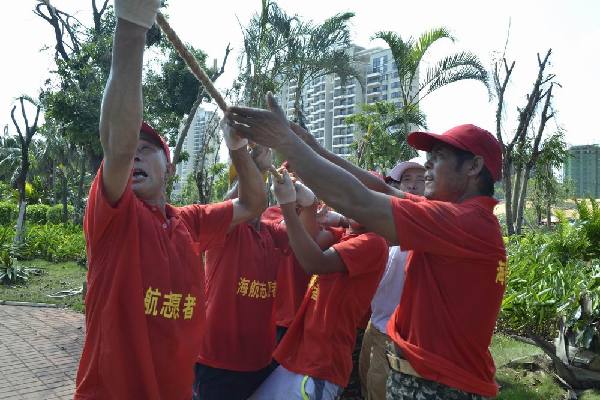 海航志愿者走上街头清扫“威马逊”灾后街道