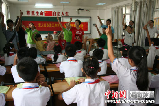 本网联合爱心企业 携手网友关爱聋哑儿童