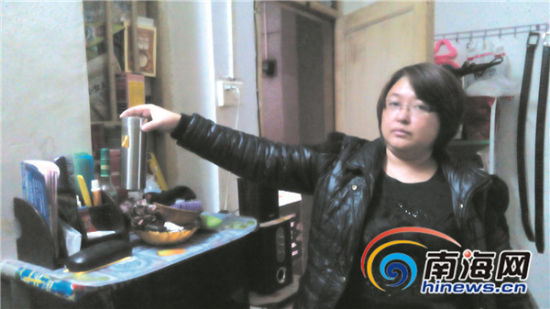 妻子摆摊赚钱 丈夫穿金带银摆阔招贼致10万元