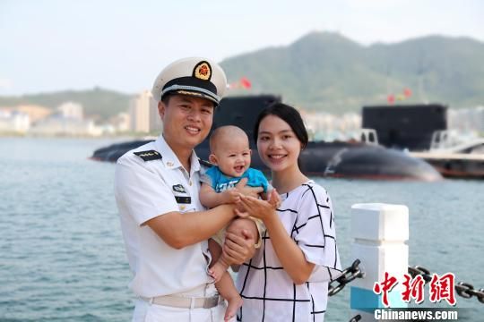 潜艇军嫂：你守护万家灯火，我永远守护你