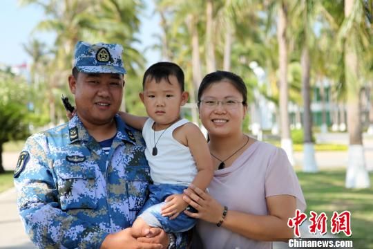 潜艇军嫂：你守护万家灯火，我永远守护你