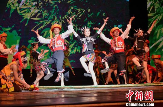 海南民间黎族艺术走进校园展现独特传承魅力