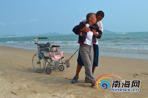 东北老汉举债带瘫痪妻三亚养病:当地人比空气更好 - 中国在线