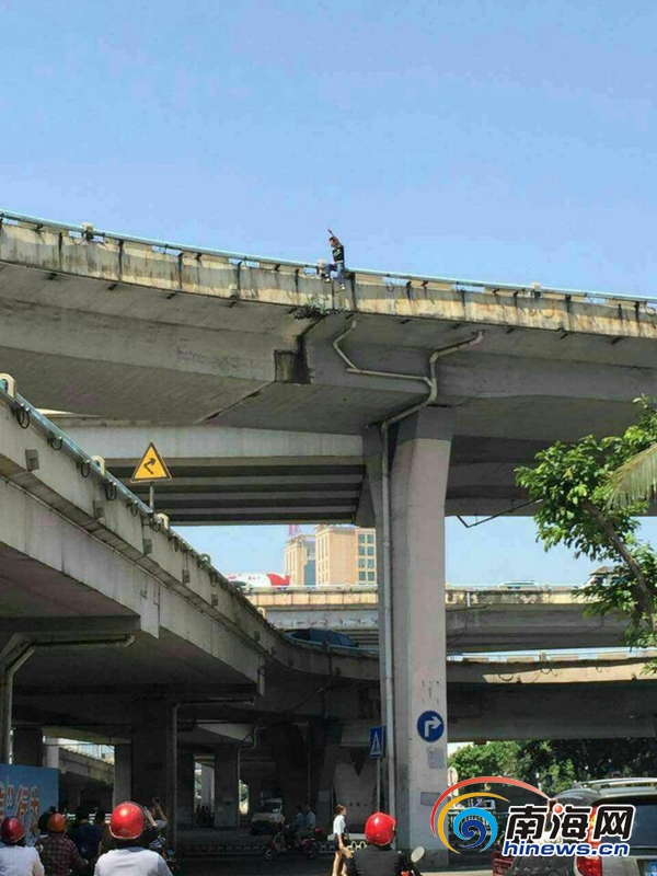 男子欲从海口南大桥上跳下 市民桥下围观