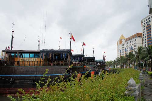 “洛坦”即将来袭 渔船进港避风