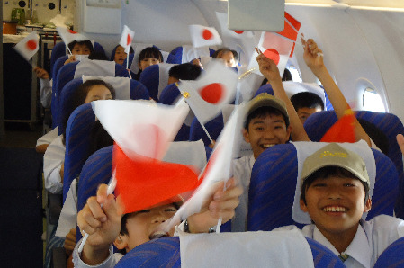 100名日本地震灾区儿童抵琼