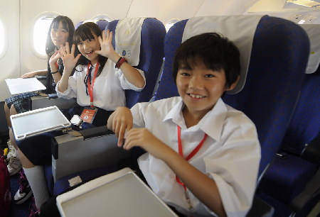 阳光之旅圆满结束百名日本灾区儿童乘南航专机返日