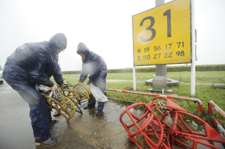 海口：台风“纳沙”肆虐 客机离港避风