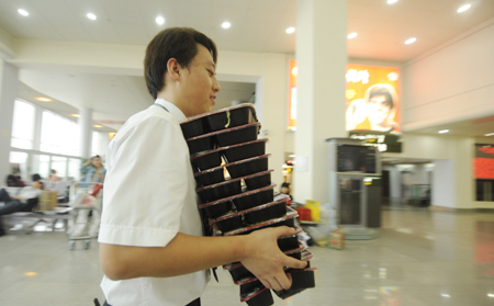 海口：台风“纳沙”肆虐 客机离港避风