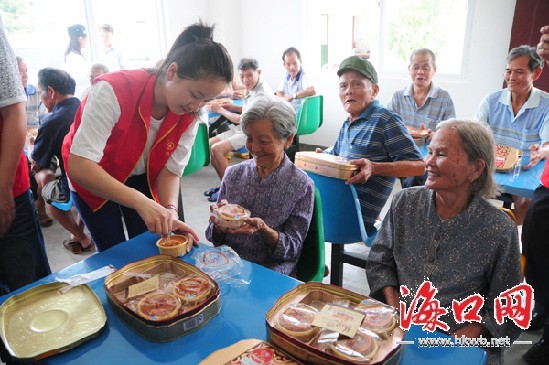 爱心月饼送到海口遵谭敬老院 孤寡老人享天伦