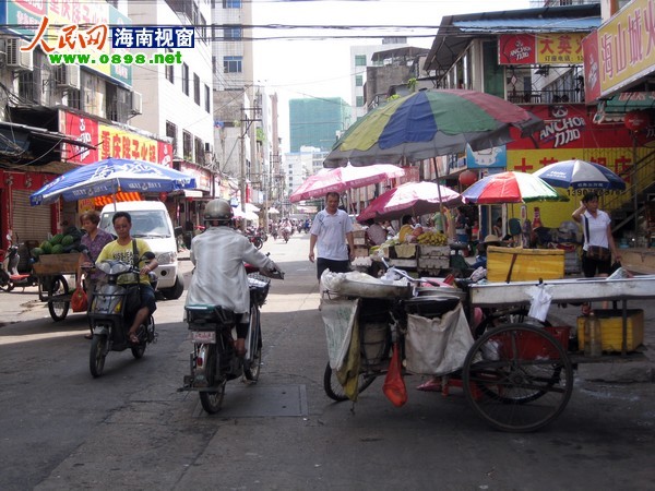 海口大英路交通拥堵乱象丛生 游客紧皱眉头