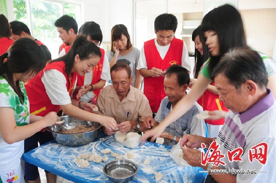 爱心月饼送到海口遵谭敬老院 孤寡老人享天伦