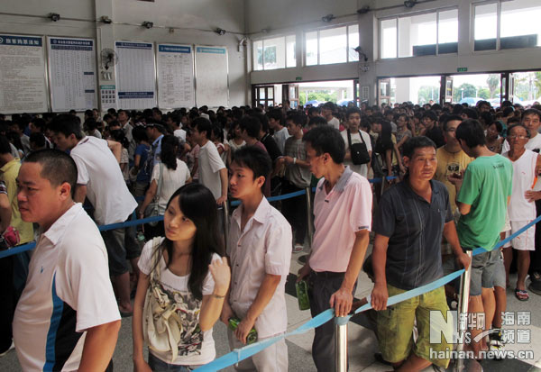 海南出岛火车票紧张 海口站每天几千人排队
