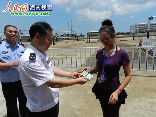 海南重启驾照科目二考试 学员当场喜领驾照