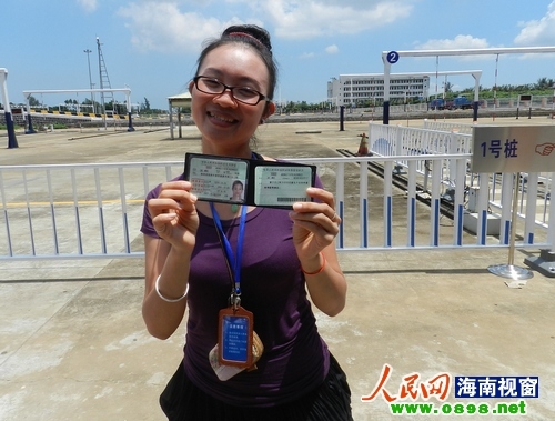 海南重启驾照科目二考试 学员当场喜领驾照