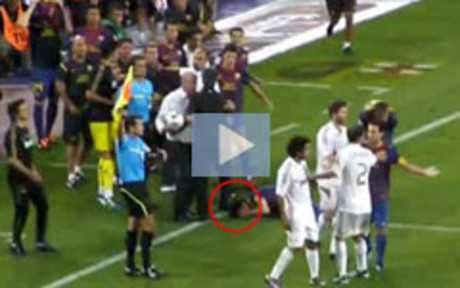 比赛录像曝光 穆里尼奥疑似脚踩法布雷加斯头