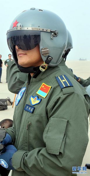 我空军换新型服装 惊险表演精彩连连(组图)