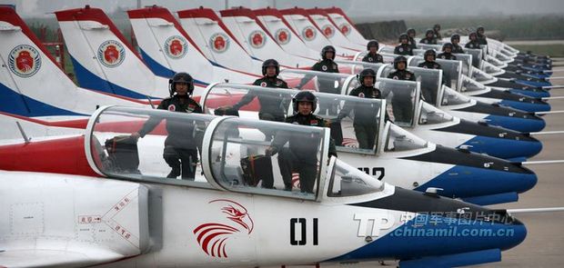 我空军换新型服装 惊险表演精彩连连(组图)