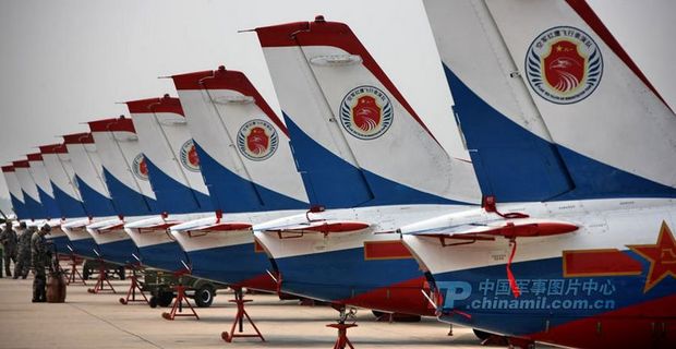 我空军换新型服装 惊险表演精彩连连(组图)