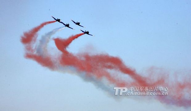 我空军换新型服装 惊险表演精彩连连(组图)