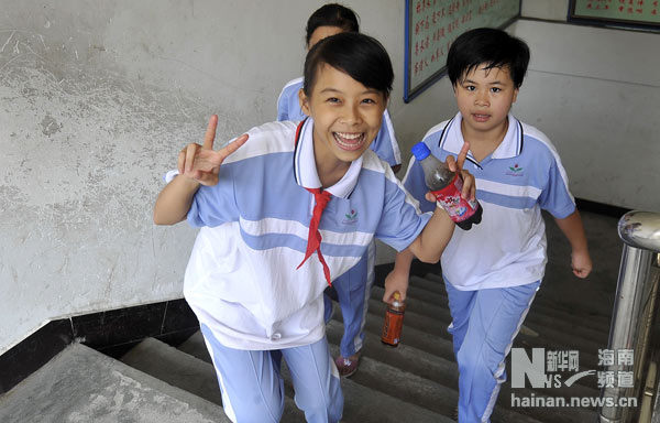 海南省统一中小学校服 网友发帖质疑(图)