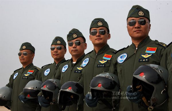 我空军换新型服装+惊险表演精彩连连(组图)