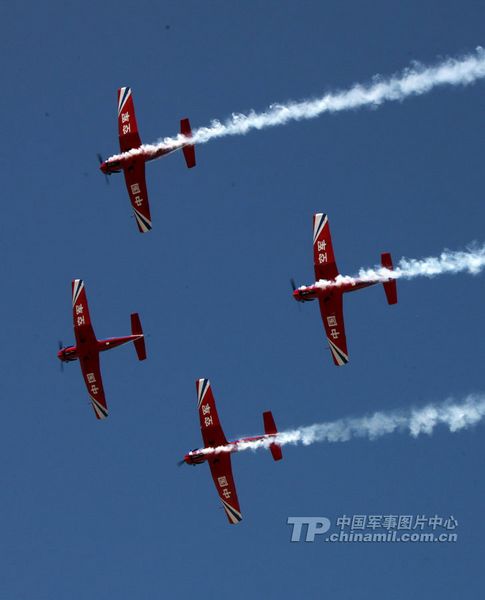 我空军换新型服装 惊险表演精彩连连(组图)