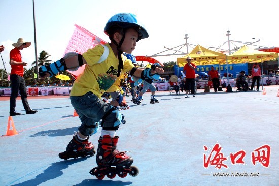 海南轮滑大赛揭幕 六旬老翁与六岁童同场竞技