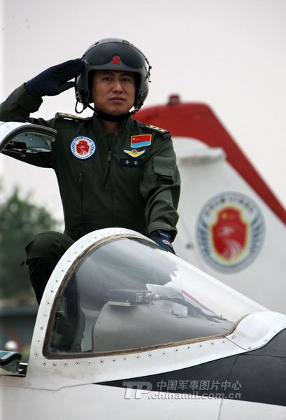 我空军换新型服装 惊险表演精彩连连(组图)