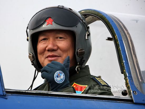 我空军换新型服装 惊险表演精彩连连(组图)