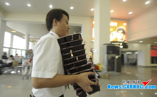 海口:台风纳沙肆虐 客机离港躲避台风