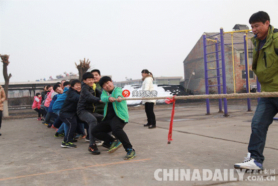 唐山迁安马兰庄镇中学举行拔河比赛