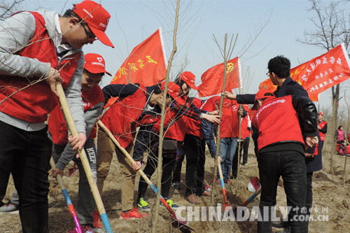 传承雷锋精神 石家庄铁道大学志愿者赴小壁林场义务植树