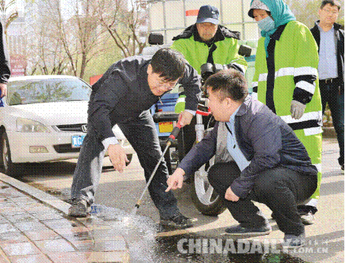 河北秦皇岛开展“全民洗城”活动 首次集中行动