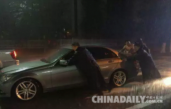 邢台抗洪抢险救灾第一线：80后夫妻同力抗洪