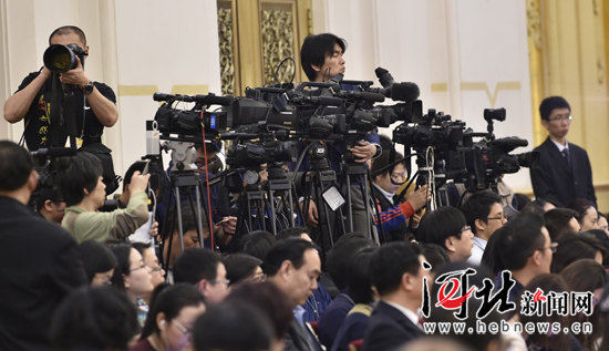河北代表团接受中外媒体集体采访
