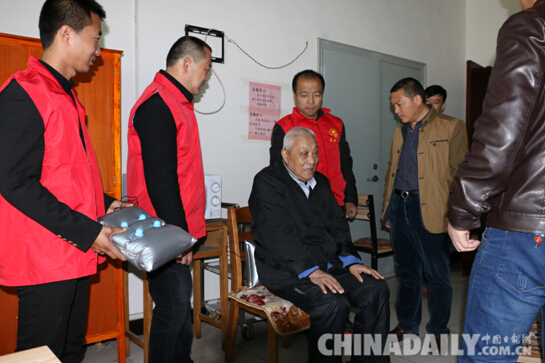 石市爱心人士走进无极温暖孤寡老人送按摩器40台