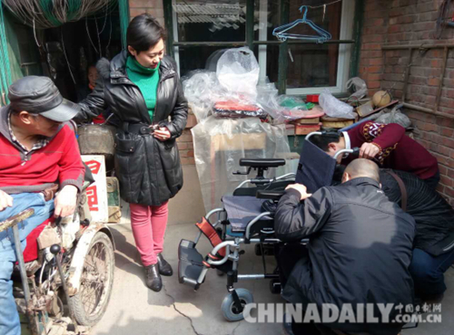 唐山企业爱心人士慰问唐山大地震截瘫人员