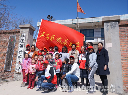 石家庄铁道大学留学生志愿者深入山村送温暖